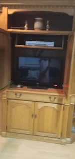 Oak TV wall unit with opening/closing doors