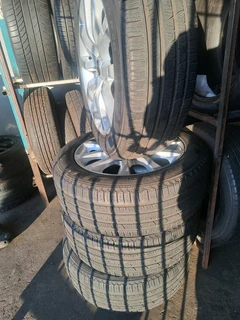 A set of Land Rover mags and 255/55R20 tires. leave your whatsapp number if interested.