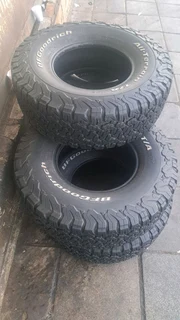 285/75R16 Bfgoodrich tires of 90% thread left, leave your whatsapp number if interested.