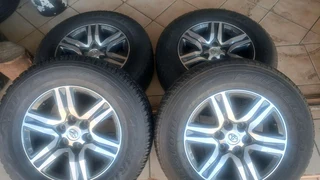 265/65R17 Toyota mags and bridgestone tires, leave your whatsapp number if interested.
