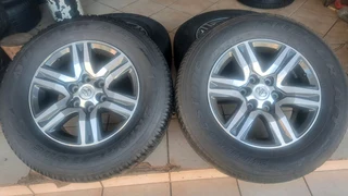 265/65R17 Toyota mags and bridgestone tires, leave your whatsapp number if interested.