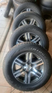 265/65R17 Toyota mags and bridgestone tires, leave your whatsapp number if interested.