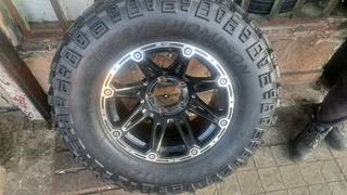 L t305 65 r17 mickey thompson tire leave your whatsapp number if interested.