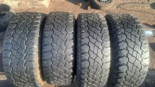 285/70R17 Cooper discoverer tires with mags for backkie, leave your whatsapp number if interested.