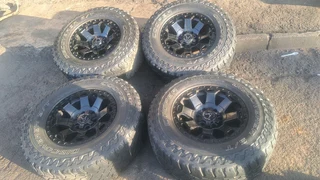 285/70R17 Cooper discoverer tires with mags for backkie, leave your whatsapp number if interested.