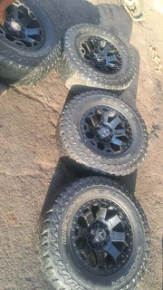 285/70R17 Cooper discoverer tires with mags for backkie, leave your whatsapp number if interested.