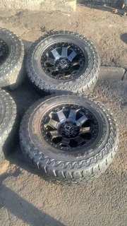 285/70R17 Cooper discoverer tires with mags for backkie, leave your whatsapp number if interested.