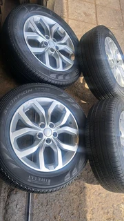 19 inches Land rover defender mags and 235 65 r19 tires. leave your whatsapp number if interested.
