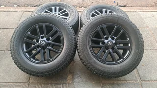 17-inch black Twinspoke Toyota mag rims with 265/65R17 tires. Leave your whatsapp number.