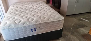 SELLING ORIGINAL TOP OF THE RANGE DOUBLE BED POCKETSPRING MATRESS WITH BEDBASE ( R5950 )