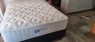 SELLING ORIGINAL TOP OF THE RANGE DOUBLE BED POCKETSPRING MATRESS WITH BEDBASE ( R5950 )
