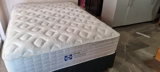 SELLING ORIGINAL TOP OF THE RANGE DOUBLE BED POCKETSPRING MATRESS WITH BEDBASE ( R5950 )