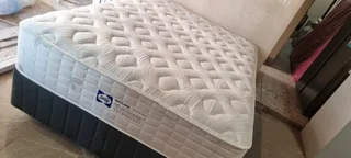 SELLING ORIGINAL TOP OF THE RANGE DOUBLE BED POCKETSPRING MATRESS WITH BEDBASE ( R5950 )
