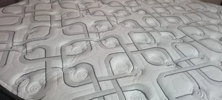 SELLING ORIGINAL TOP OF THE RANGE KING PILLOW TOPPOCKETSPRING MATRESS WITH 2 BEDBASES ( R8550 )