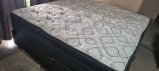SELLING ORIGINAL TOP OF THE RANGE KING PILLOW TOPPOCKETSPRING MATRESS WITH 2 BEDBASES ( R8550 )