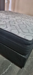 SELLING ORIGINAL TOP OF THE RANGE KING PILLOW TOPPOCKETSPRING MATRESS WITH 2 BEDBASES ( R8550 )