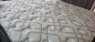 SELLING ORIGINAL TOP OF THE RANGE KING PILLOW TOPPOCKETSPRING MATRESS WITH 2 BEDBASES ( R8550 )