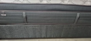 SELLING ORIGINAL TOP OF THE RANGE KING PILLOW TOPPOCKETSPRING MATRESS WITH 2 BEDBASES ( R8550 )