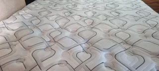 SELLING ORIGINAL TOP OF THE RANGE KING PILLOW TOPPOCKETSPRING MATRESS WITH 2 BEDBASES ( R8550 )