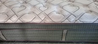 SELLING ORIGINAL TOP OF THE RANGE KING PILLOW TOPPOCKETSPRING MATRESS WITH 2 BEDBASES ( R8550 )