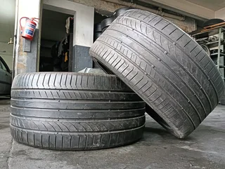 325/35/22 Very nice condition tyres for sale