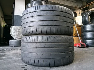 305/30/21 Very nice condition tyres for sale