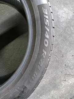 325/40/21 Very nice condition tyres for sale