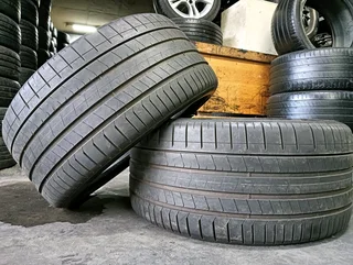 325/40/21 Very nice condition tyres for sale