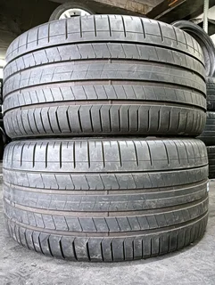 325/40/21 Very nice condition tyres for sale