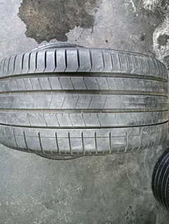 325/40/21 Very nice condition tyres for sale