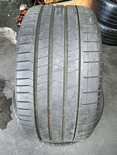 325/40/21 Very nice condition tyres for sale
