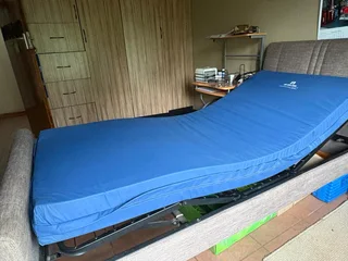 Electronic adjustable home care bed