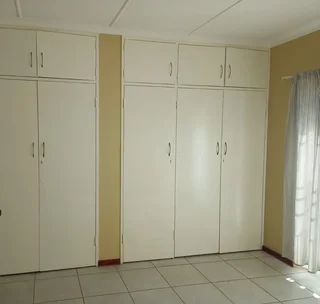 R3500 room, available, inside a 3 bedroomed flat