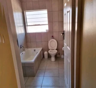 R3500 room, available, inside a 3 bedroomed flat