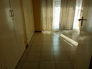 R3500 room, available, inside a 3 bedroomed flat