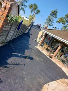 TAR DRIVEWAYS  &amp;  RETAINING WALLS