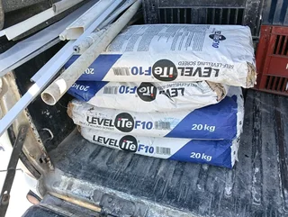 Self leveling screed