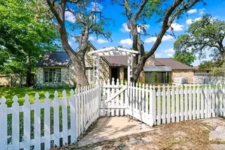 Clean white picket fencing 0678467527