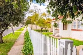 Clean white picket fencing 0678467527