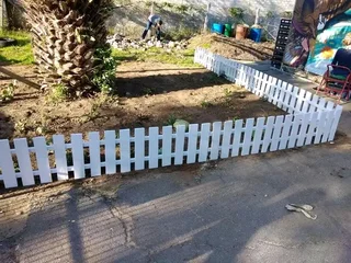 Clean white picket fencing 0678467527