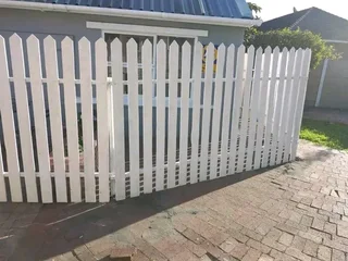 Clean white picket fencing 0678467527