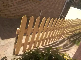 Clean white picket fencing 0678467527