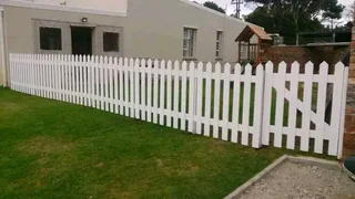 Clean white picket fencing for gates, swimming pools, fencing yards and garden flowers. Dilivery