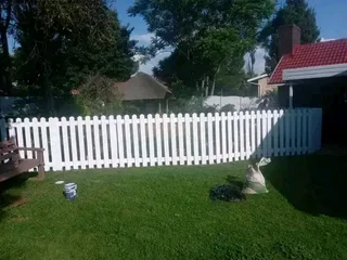 Clean white picket fencing for gates, swimming pools, fencing yards and garden flowers. Dilivery