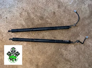 Jeep Grand Cherokee Wk2 Automatic Boot Shocks For Sale. Still In Good Condition.