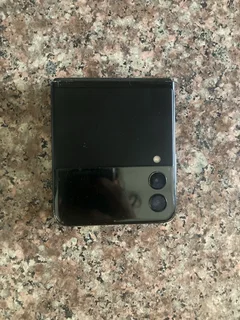 Samsung Galaxy Zflip 3 (Broken LCD)