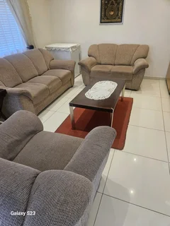 Lounge suite &#43; coffee table