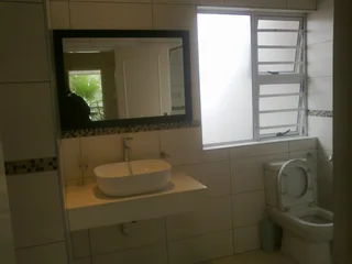 En-suite bedroom with shower and toilet to rent in Morningside Manor / Sandton