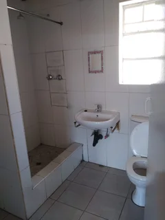 Outside room with shower and toilet to rent in Observatory