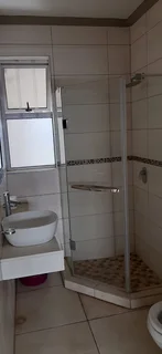 En-suite bedroom with shower and toilet to rent in Morningside manor / Sandton
